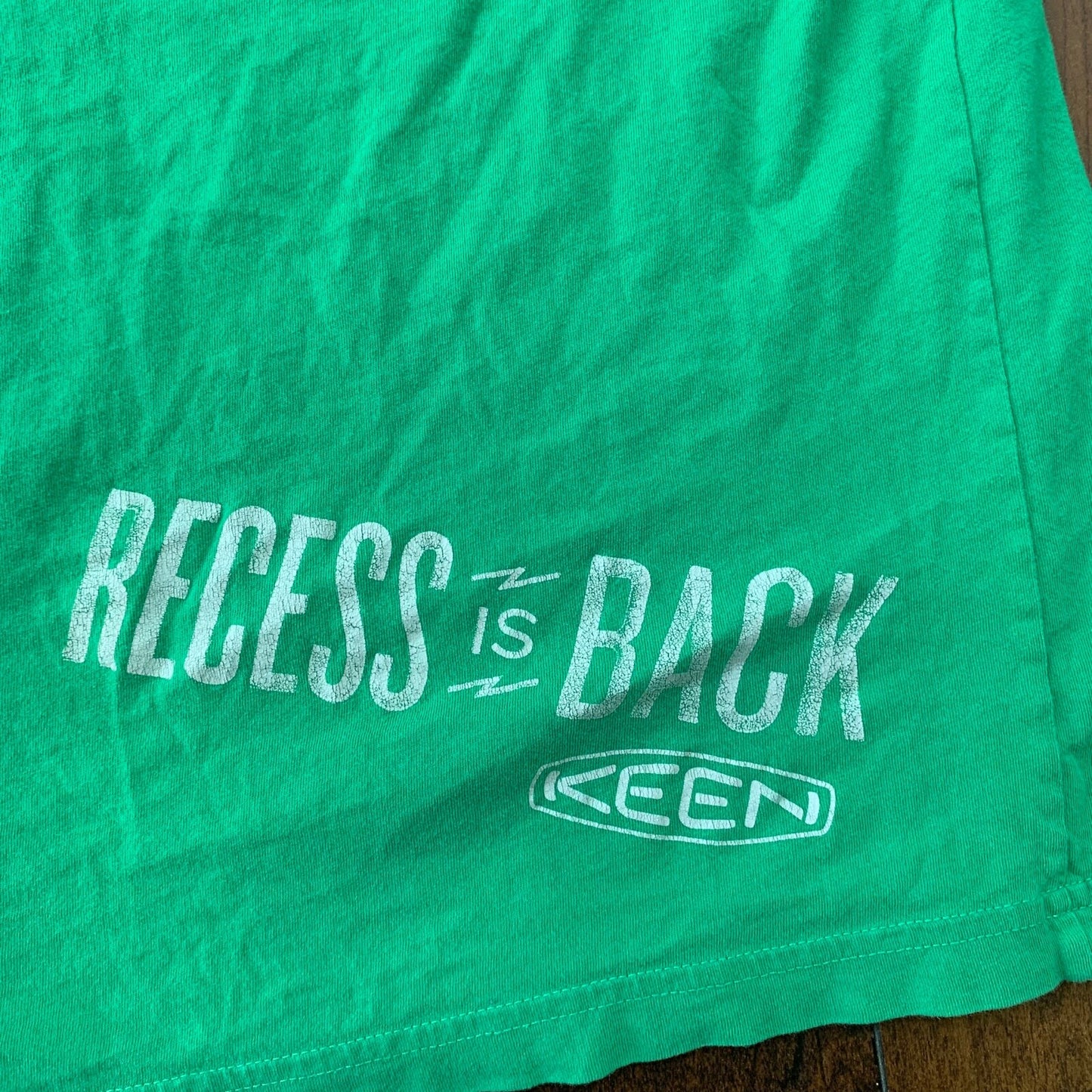 Keen Mountain Hiking Vintage Style T Shirt Green Sports Campfire Gym Recess Back