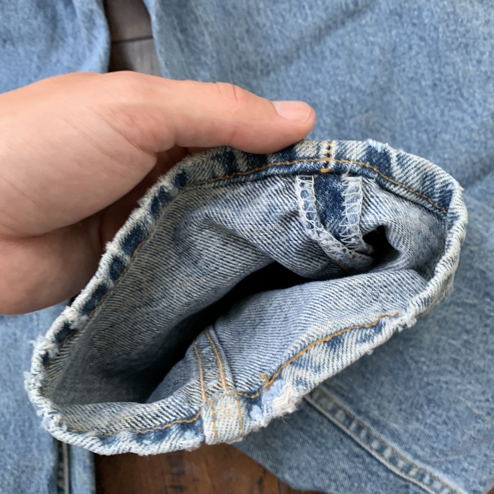 Vintage Levis 550 33x34 Denim Jeans Relaxed Fit USA Light Wash Blue Dad