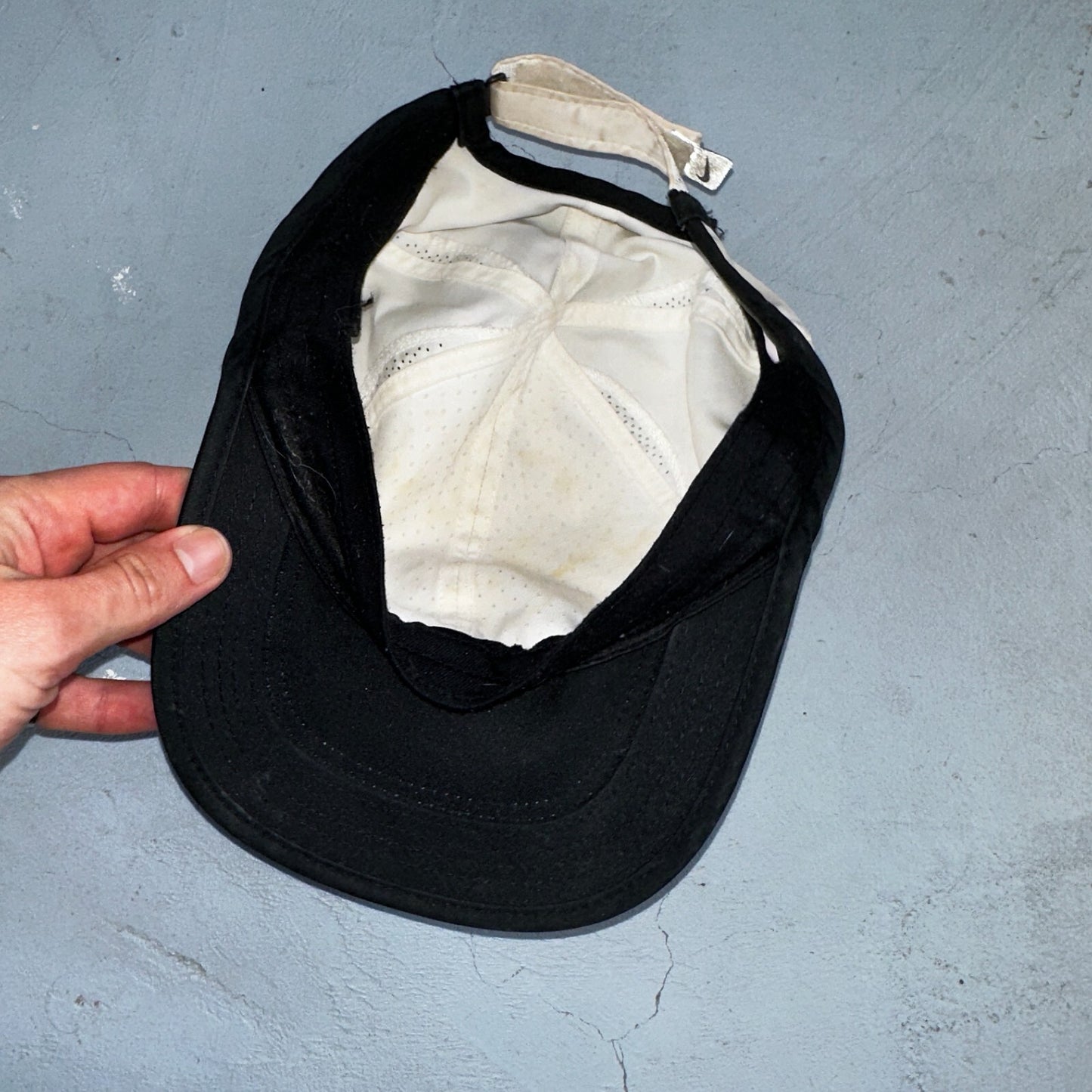 Nike Hat Cap Strap Back Black White Dri Fit Featherlight Golf Center Swoosh Run