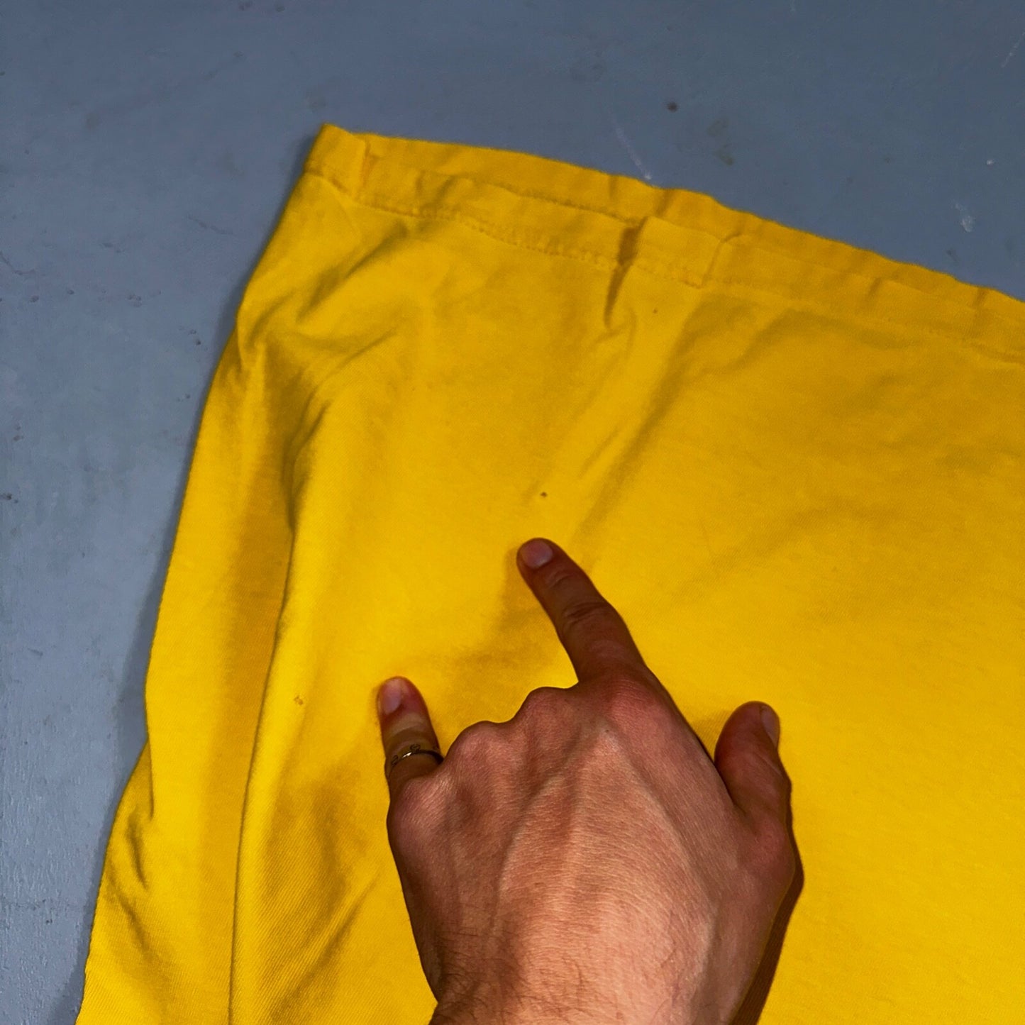 Tommy Hilfiger Jeans VTG T Shirt 90s Y2K Yellow Basic Big Logo Artist Music Band