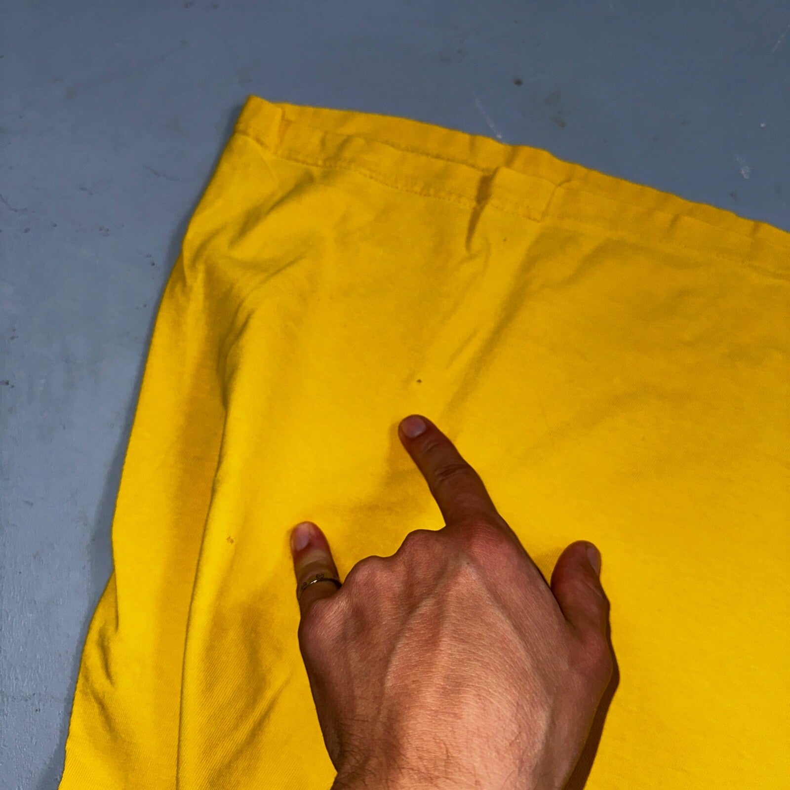 Tommy Hilfiger Jeans VTG T Shirt 90s Y2K Yellow Basic Big Logo Artist Music Band