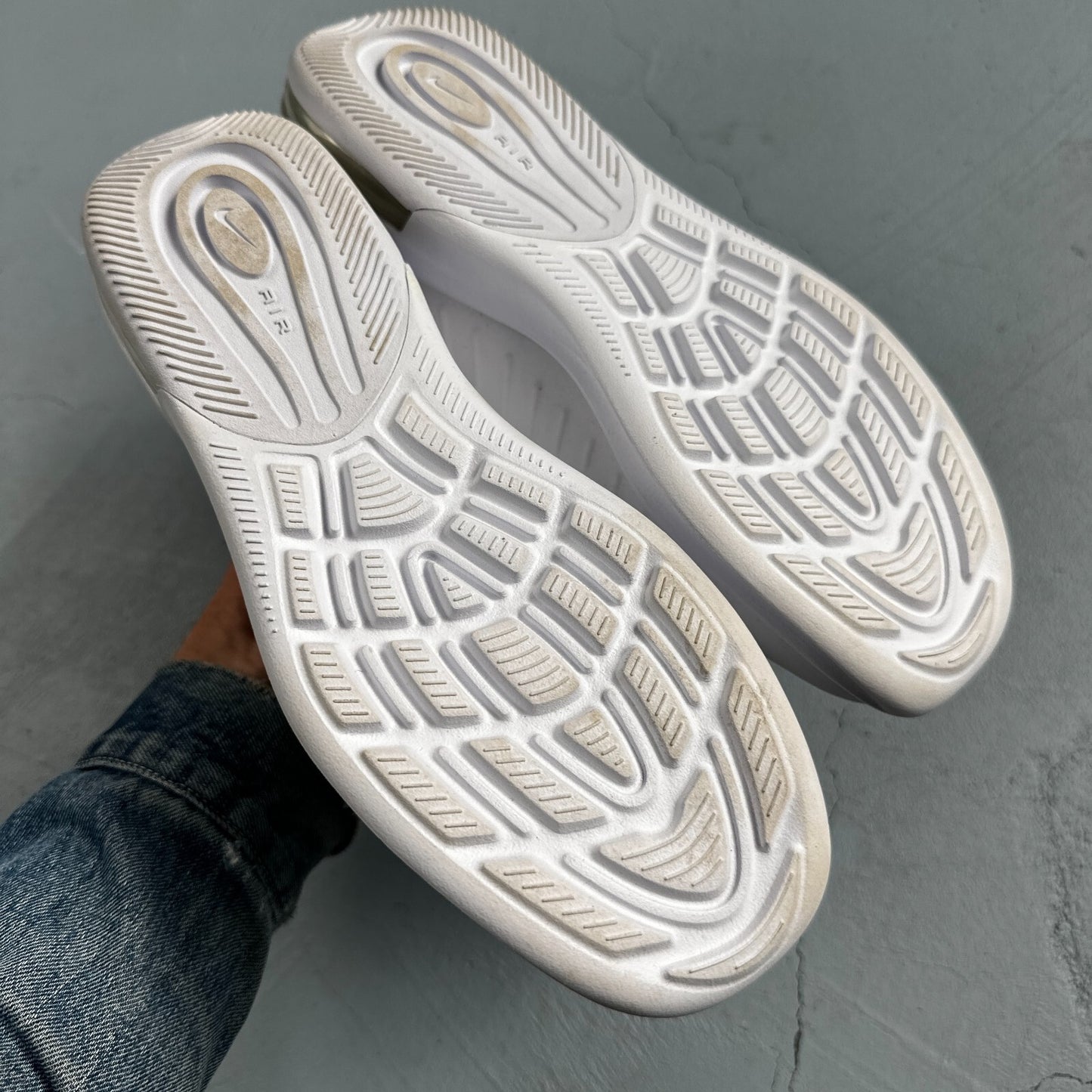 Nike Air Max Axis White Sneakers Women's Size 9 Running AA2168-100