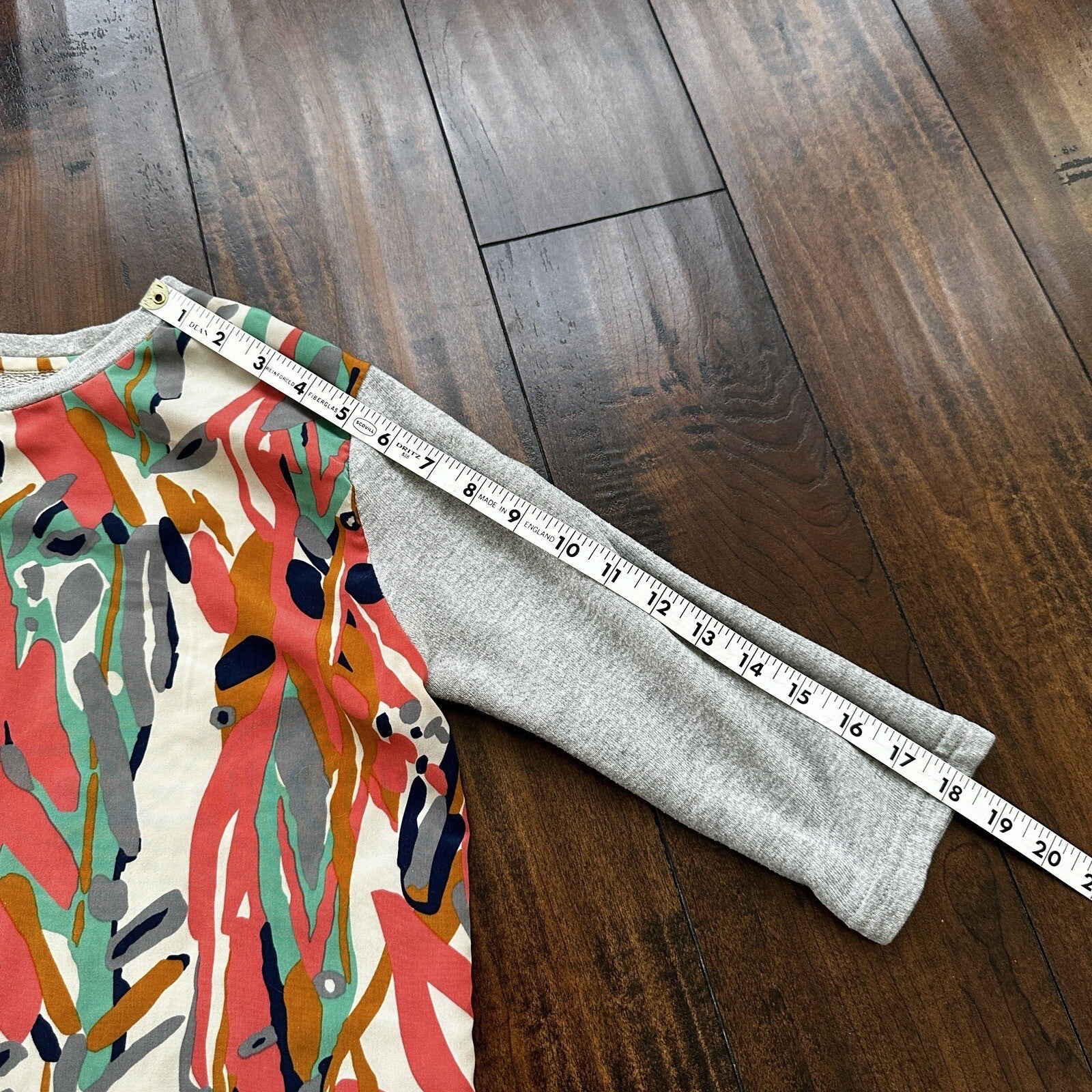 TBDE Top Womens Small S Grey Art Floral Abstract Short Sleeve Sweater Shirt