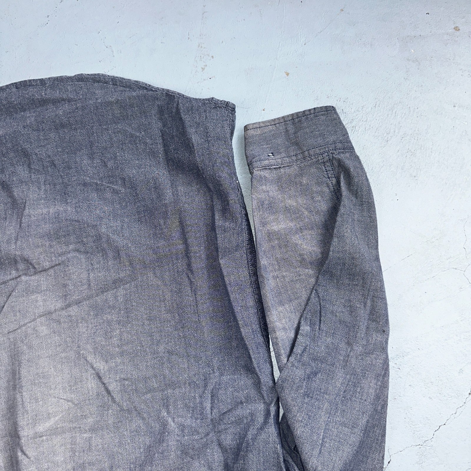 Carhartt Shirt Mens M Blue Chambray Relaxed Fit Button Up Work Adult Workwear