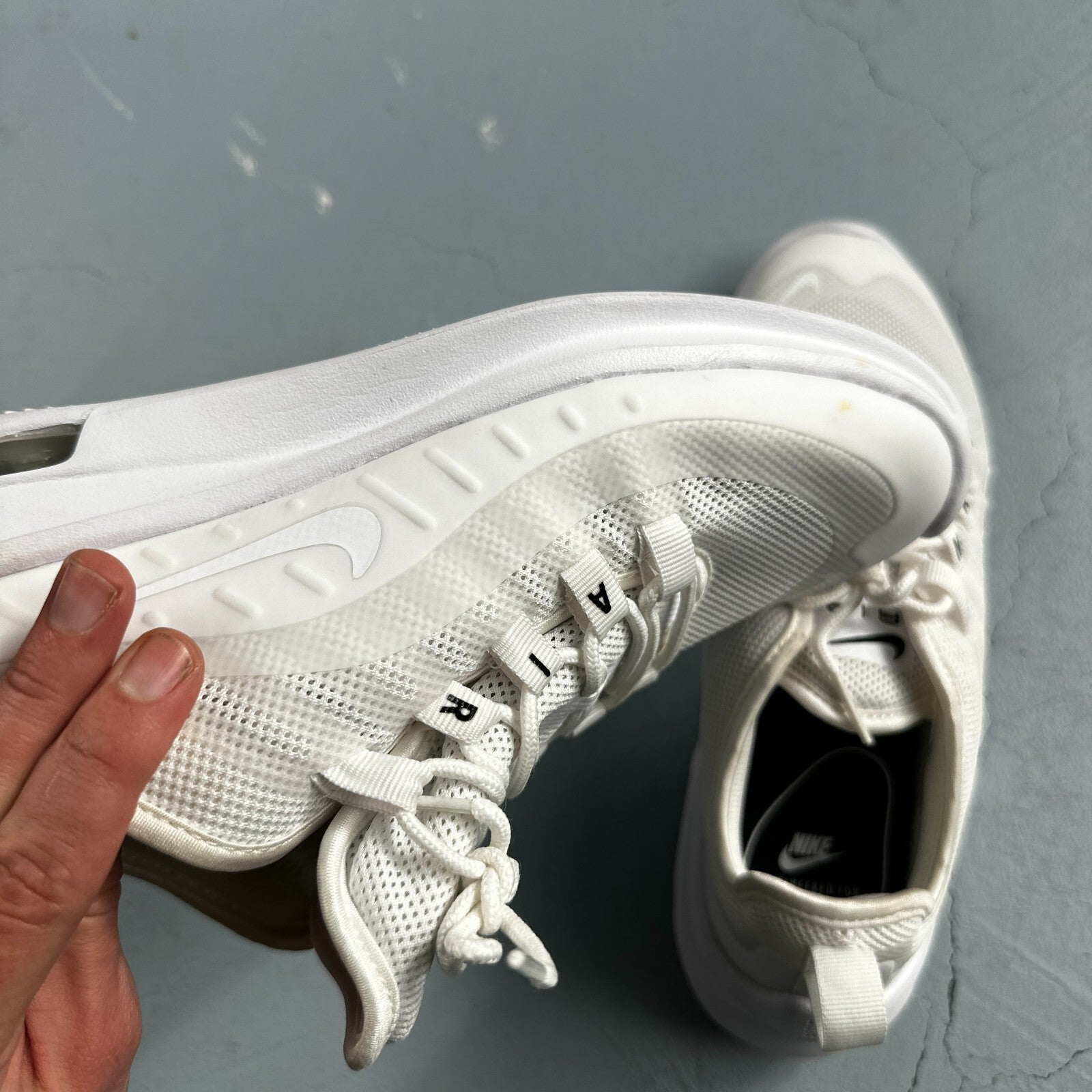 Nike Air Max Axis White Sneakers Women's Size 9 Running AA2168-100