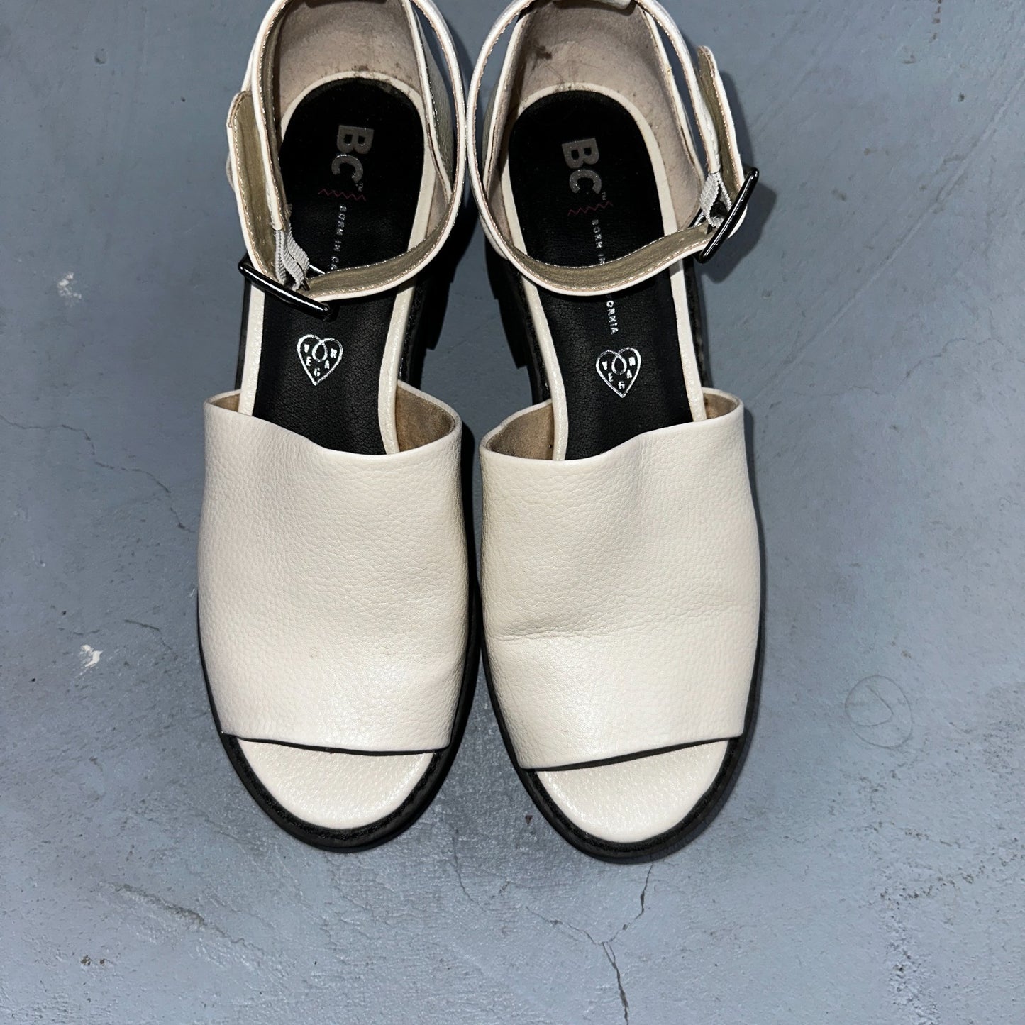 BC Born in California Size 9 Off White Vegan Leather Chunky Lug Sole Sandals