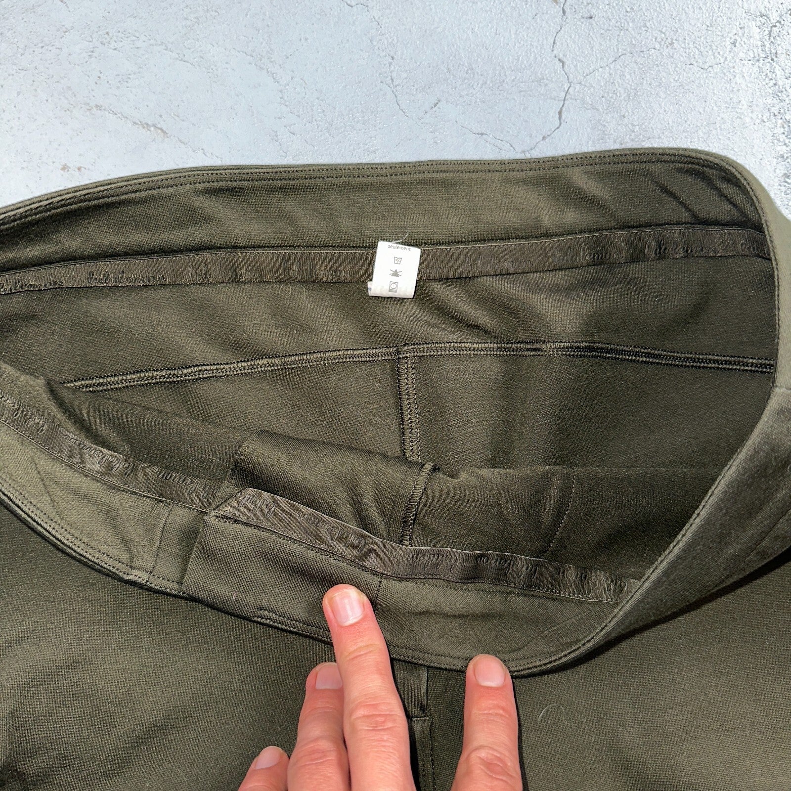 Lululemon On The Move Pant Lightweight in Green Olive Sage Womens Size 10