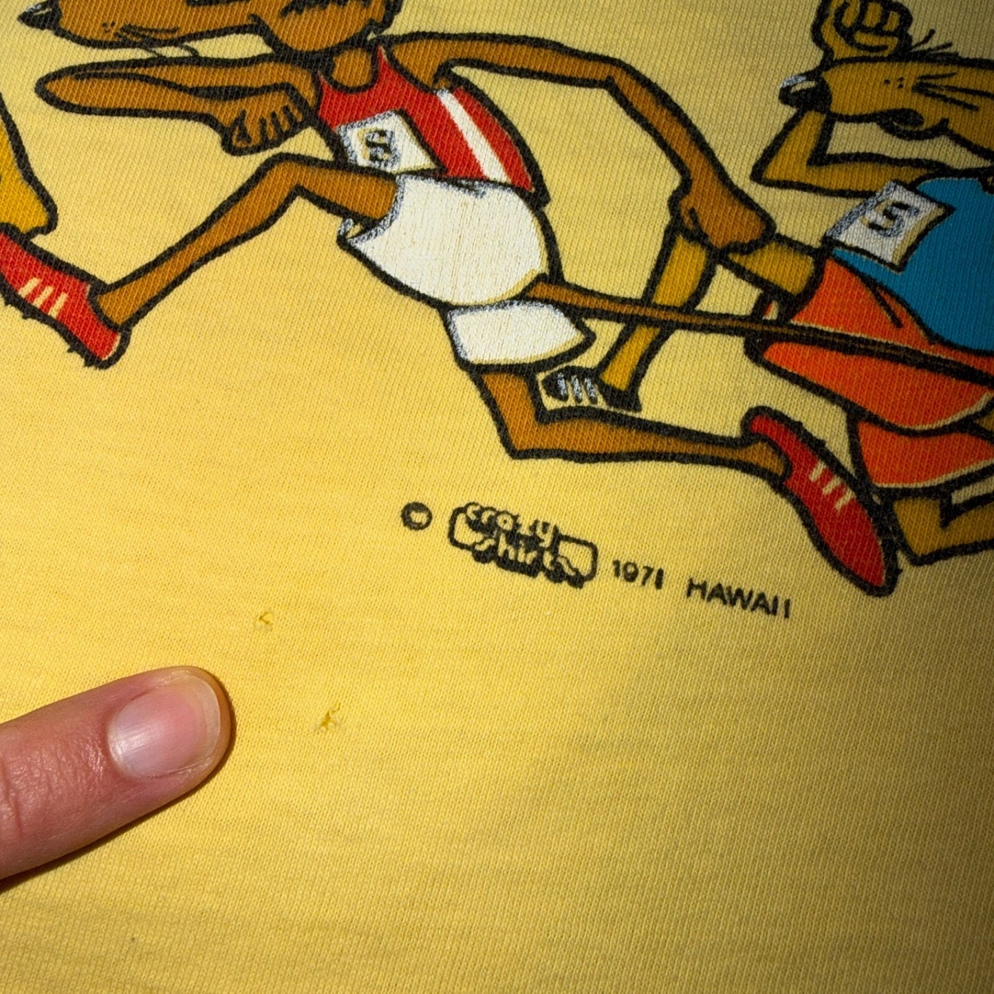 Vintage Rare 70s 1971 Crazy Shirt Hawaii Rat Race Yellow T-Shirt Large Stains