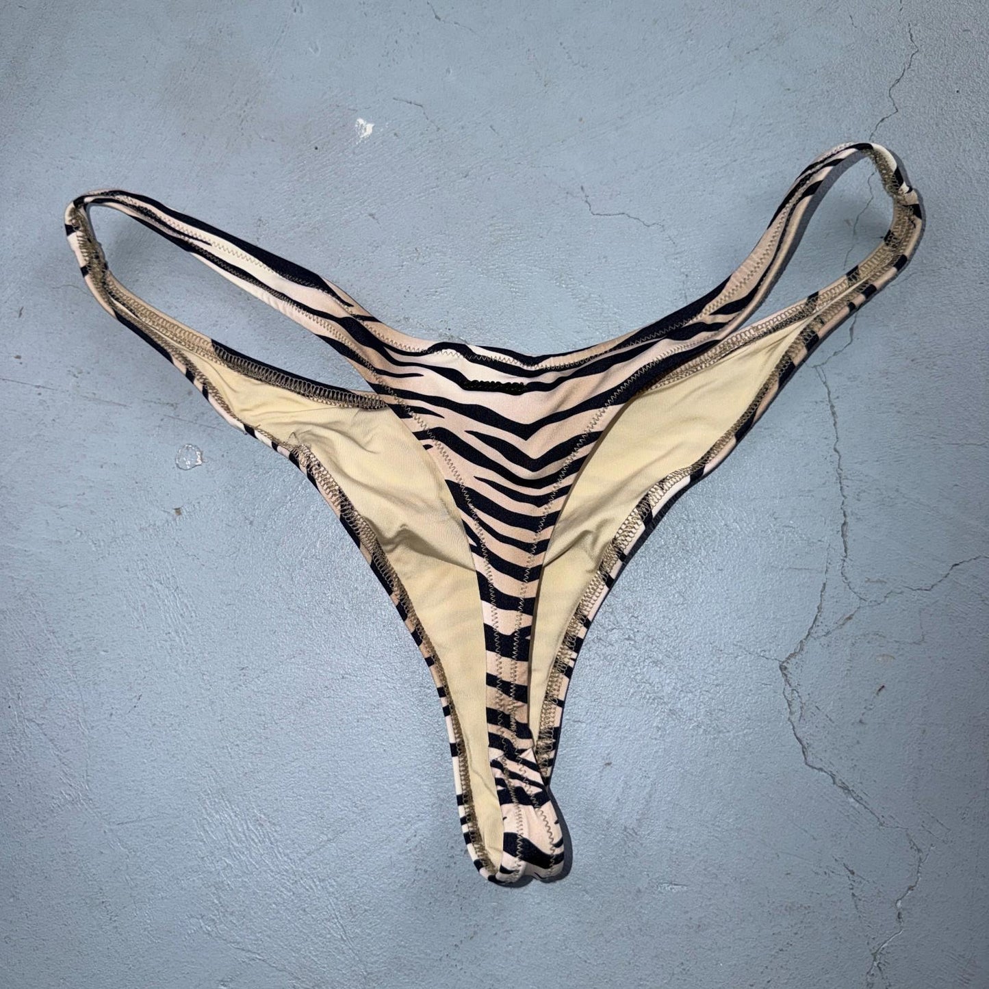 SKIMS SIGNATURE SWIM CHEEKY TANGA BOTTOM CHAMPAGNE LEOPARD PRINT SIZE M