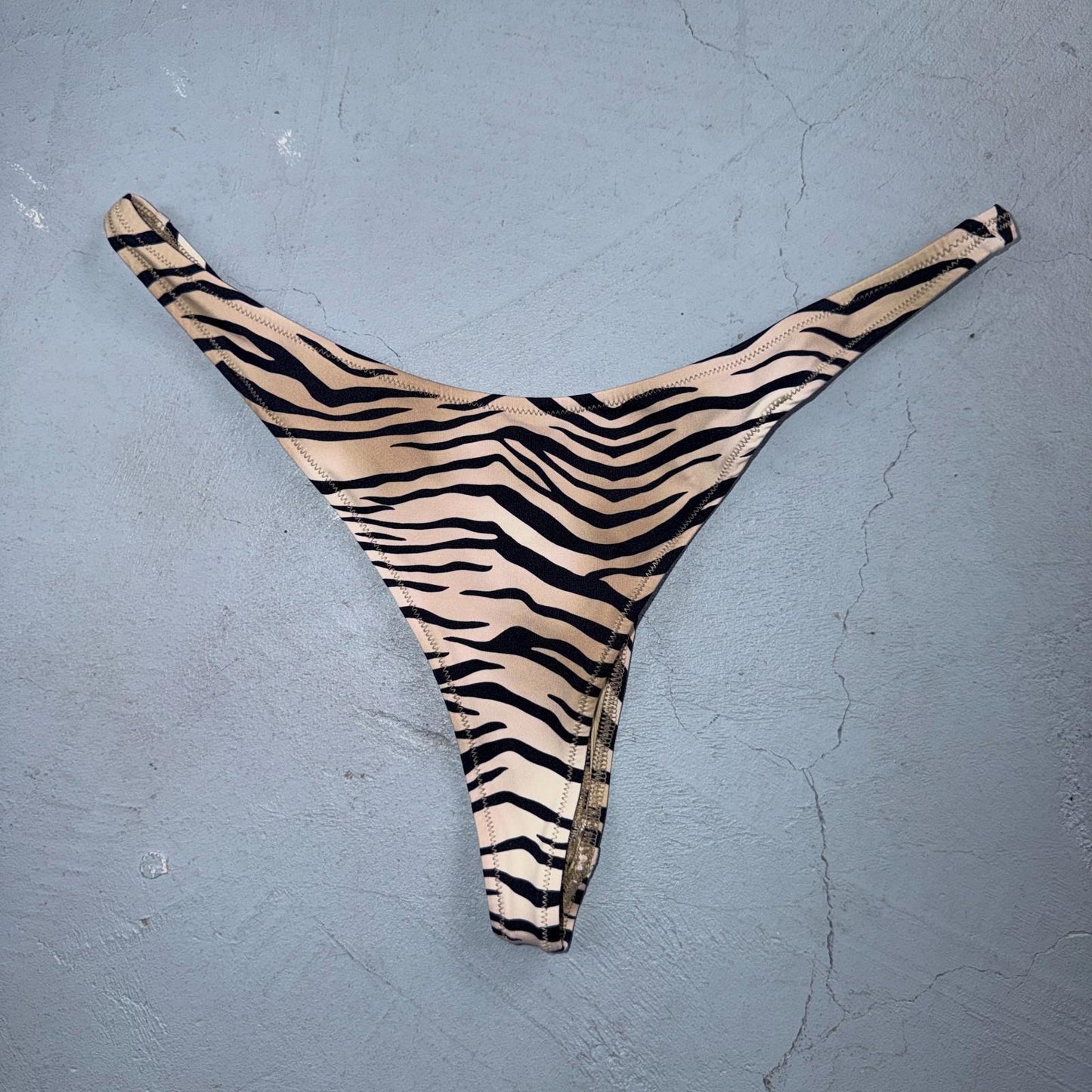 SKIMS SIGNATURE SWIM CHEEKY TANGA BOTTOM CHAMPAGNE LEOPARD PRINT SIZE M
