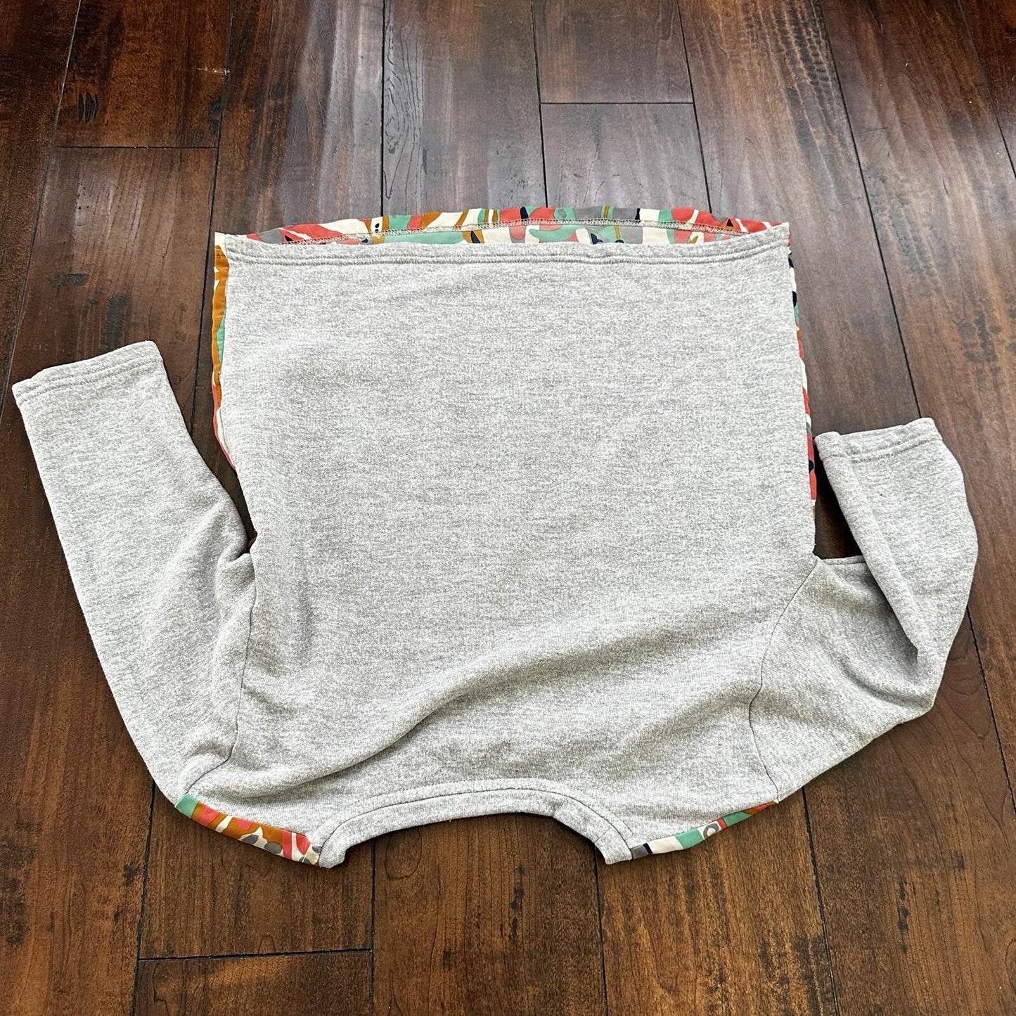 TBDE Top Womens Small S Grey Art Floral Abstract Short Sleeve Sweater Shirt