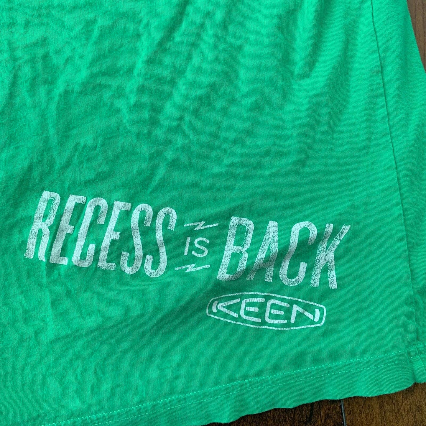 Keen Mountain Hiking Vintage Style T Shirt Green Sports Campfire Gym Recess Back