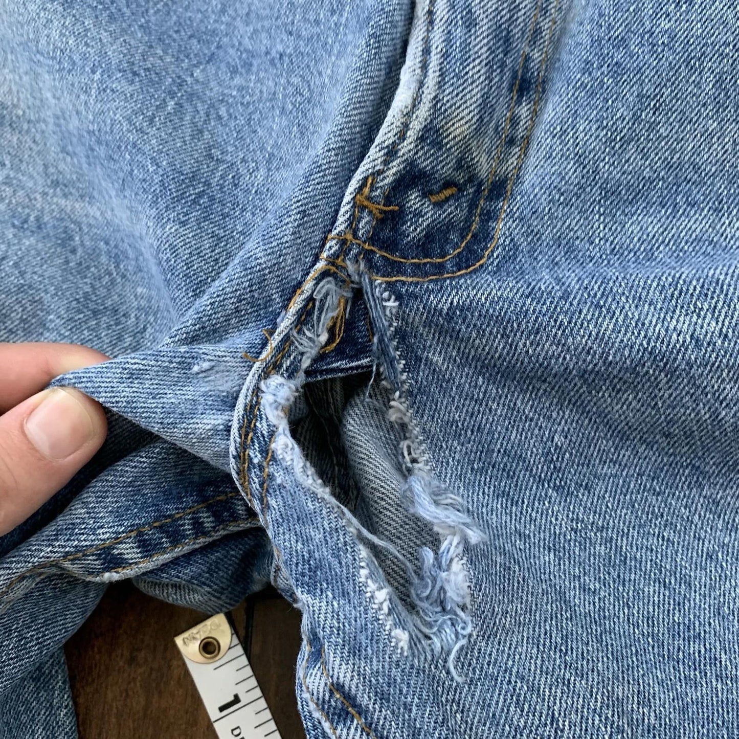 Vintage Levis 550 33x34 Denim Jeans Relaxed Fit USA Light Wash Blue Dad