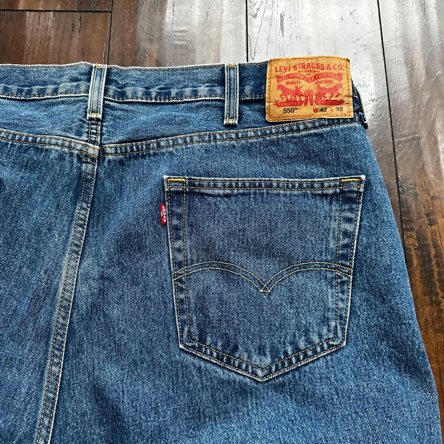 Levis 550 Denim Jeans Relaxed Fit Tapered Leg 42x32 Act 42x31 Med Wash